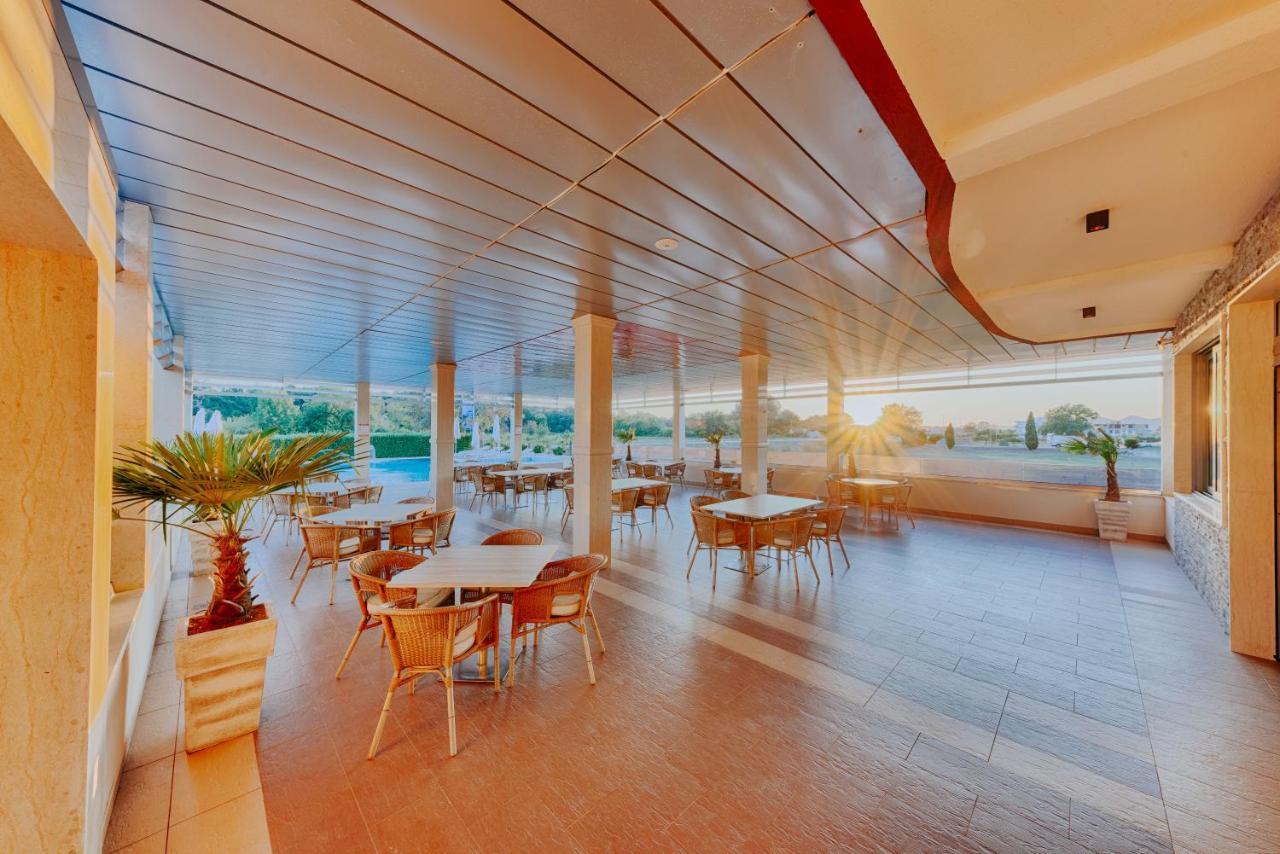 Hotel Lion Ulcinj Exterior foto